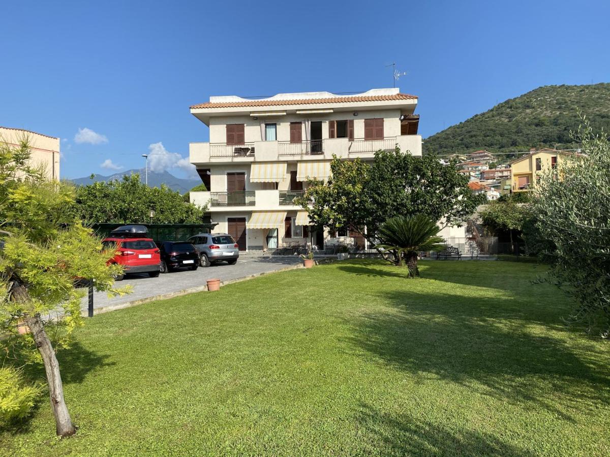 I Fiori Di Pietra Aparthotel Pietra Ligure Kültér fotó