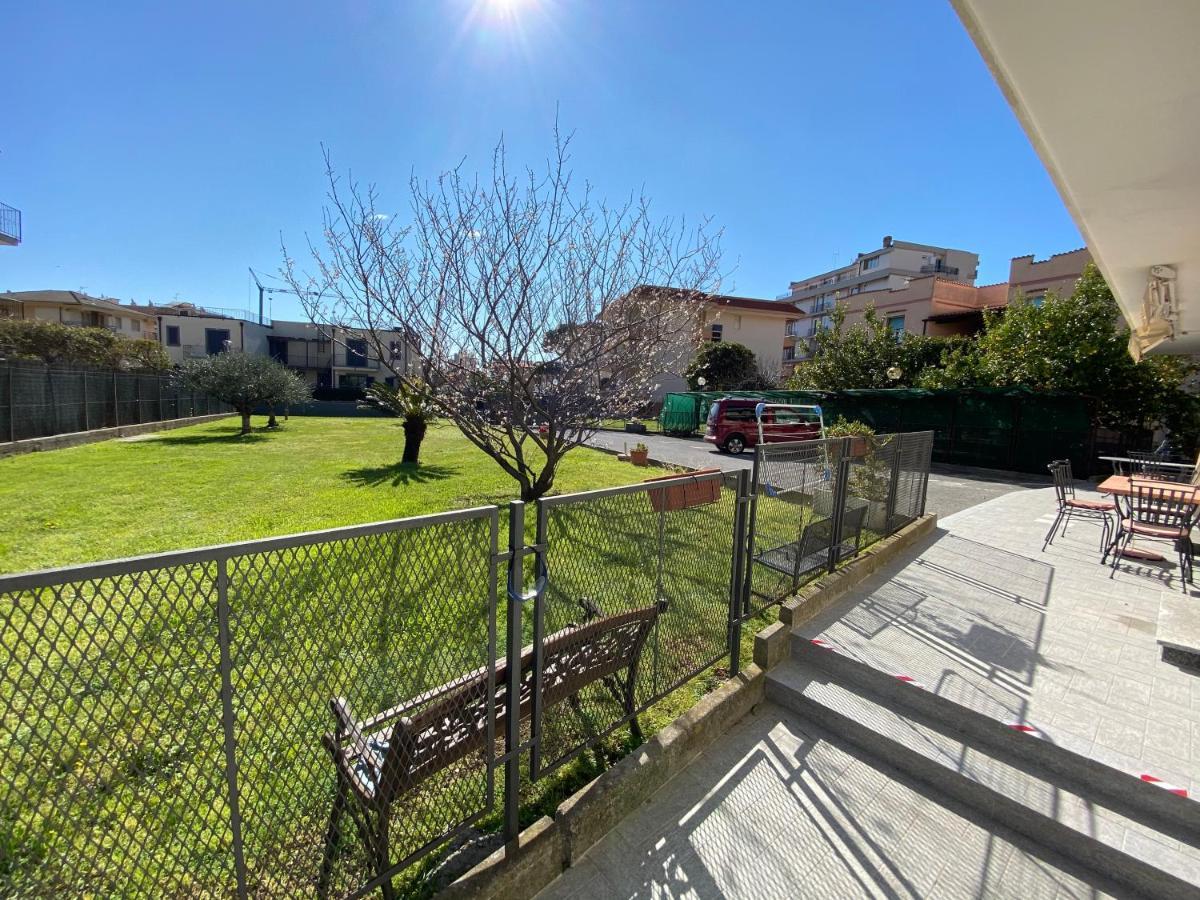 I Fiori Di Pietra Aparthotel Pietra Ligure Kültér fotó