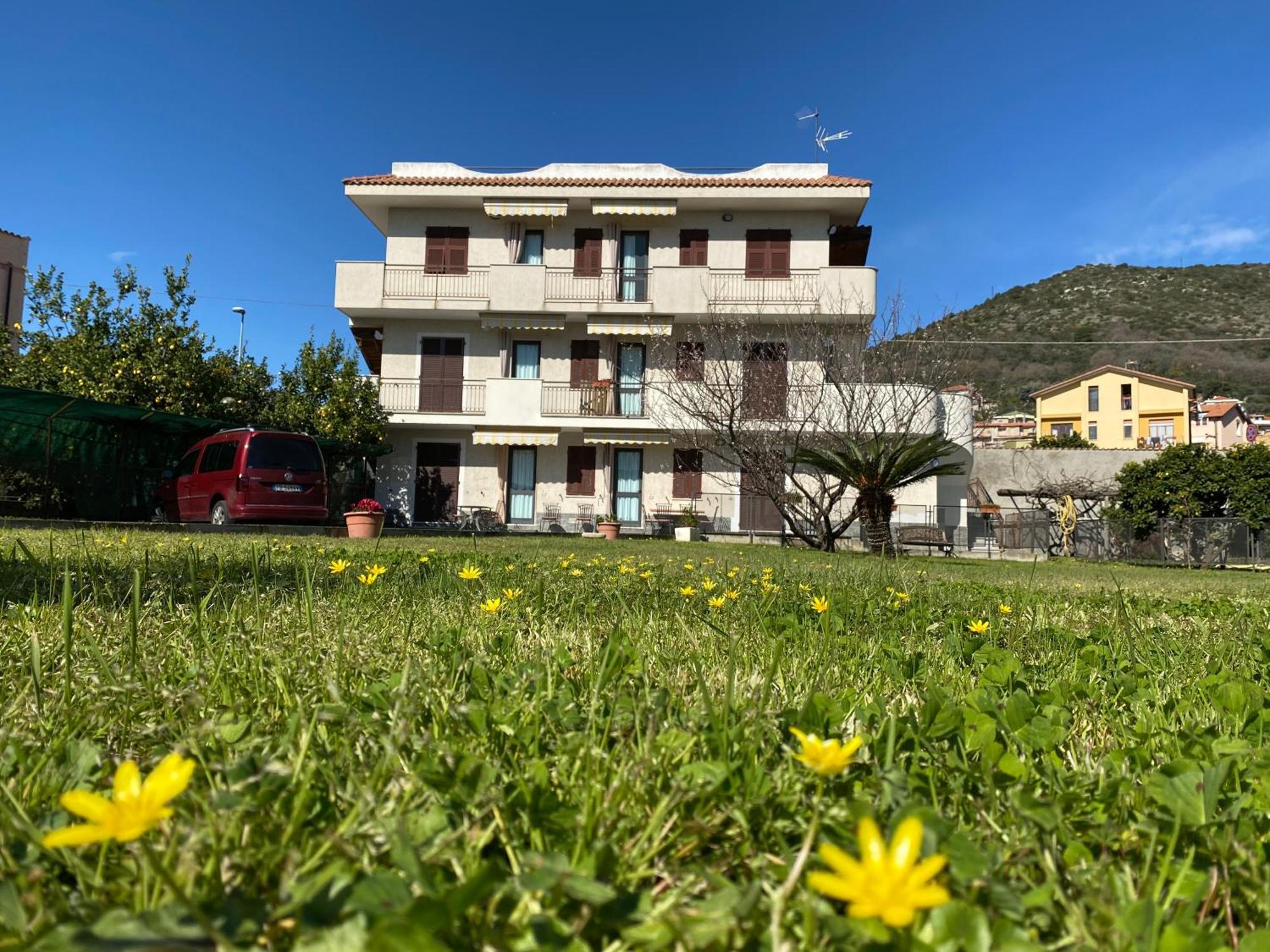 I Fiori Di Pietra Aparthotel Pietra Ligure Kültér fotó