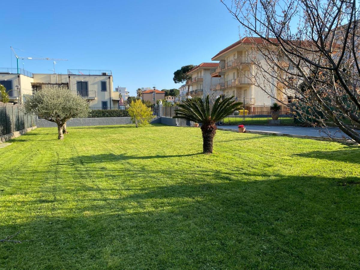 I Fiori Di Pietra Aparthotel Pietra Ligure Kültér fotó